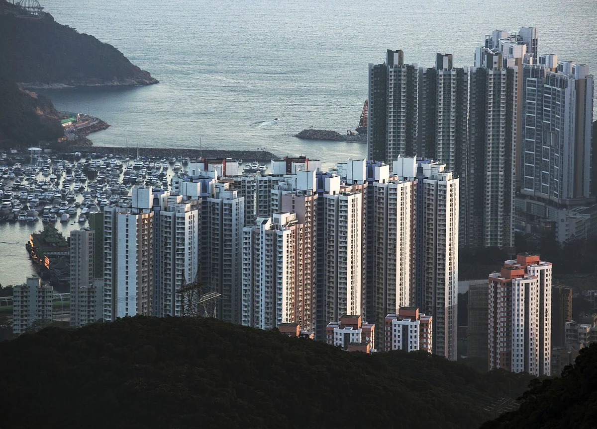 A Colonial Quirk Gives Some Hong Kong Men Houses on the Cheap