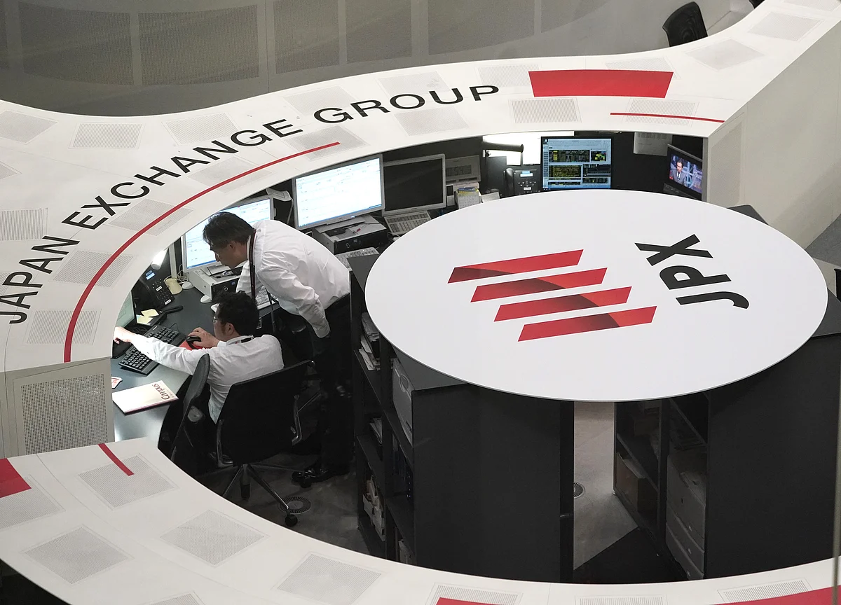 Yield Slump Sees Japan Funds Roll Dice on FX Bets, Mexico