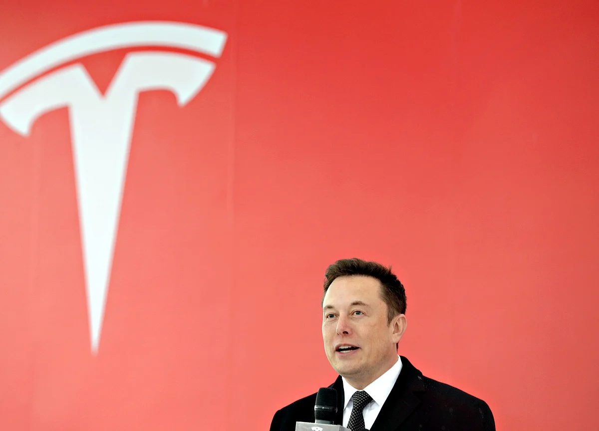 Tesla Must Go `All Out' to Set Deliveries Record, Musk Says