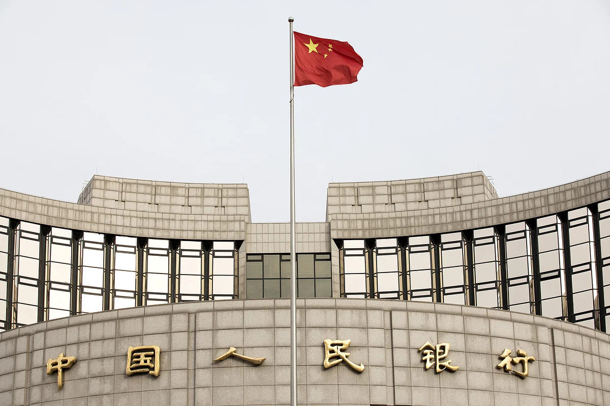 A Chinese flag flies in front of the People’s Bank of China headquarters in Beijing, on Jan. 7, 2019. (Photographer: Giulia Marchi/Bloomberg)