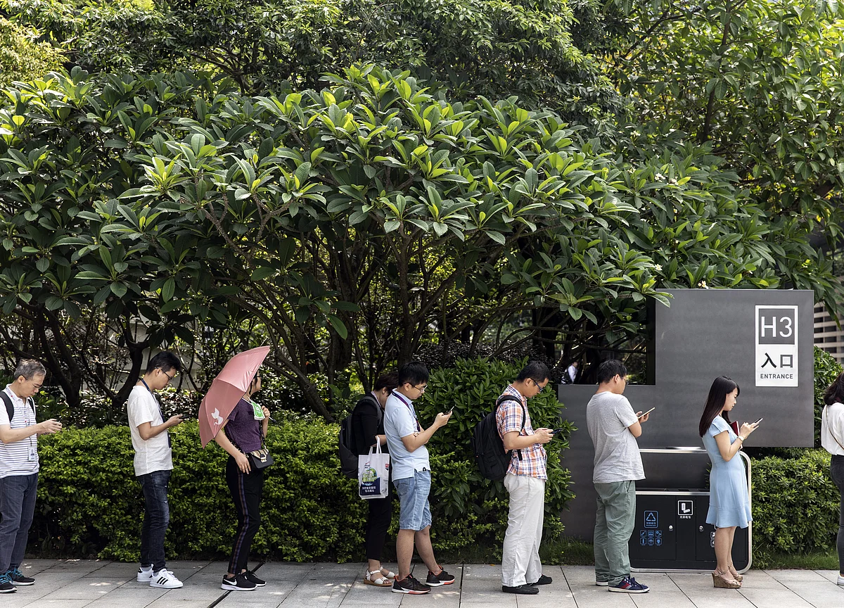 Wary Smartphone Buyers Help Trump Turn the Screws on Huawei