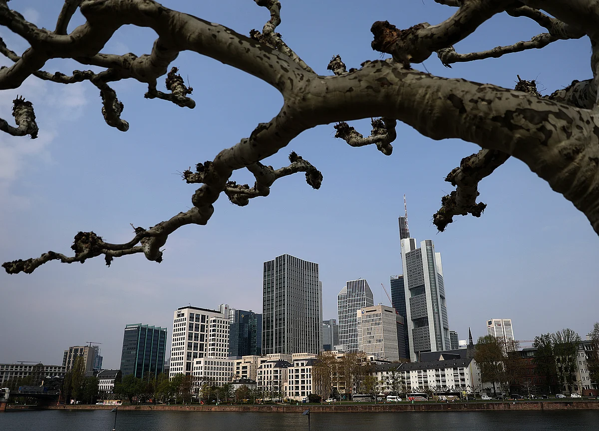 German Business Confidence Dives Again as Economy Wobbles
