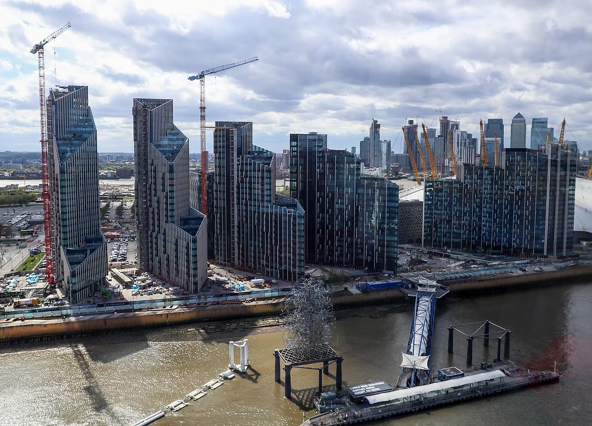 U.K. Housing Market Slump Gets Temporary Respite on Brexit Delay