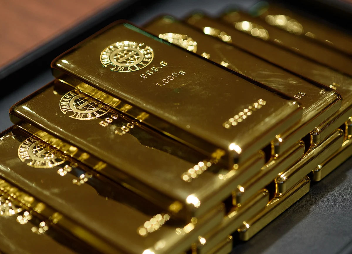 Investors Stampede Into Gold as Top ETF Jumps Most Since `16