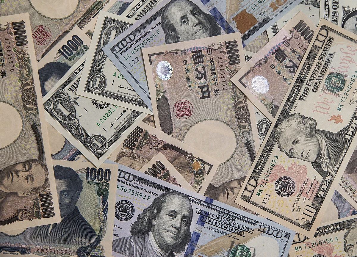 Dollar Rises to Touch 108 Versus Yen for First Time Since July