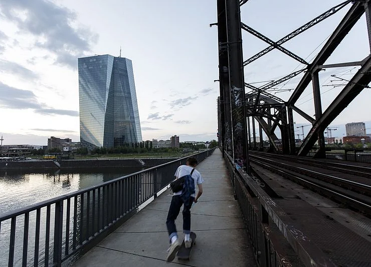 ECB’s Midsummer Blues Haunt Last Hilltop Gathering of Draghi Era