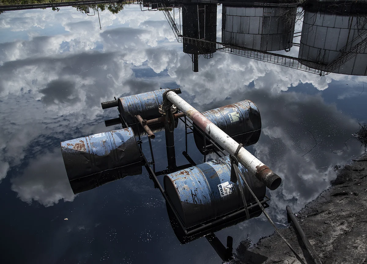 Oil Demand Signals Are Flashing Red as Price Dips Toward $50