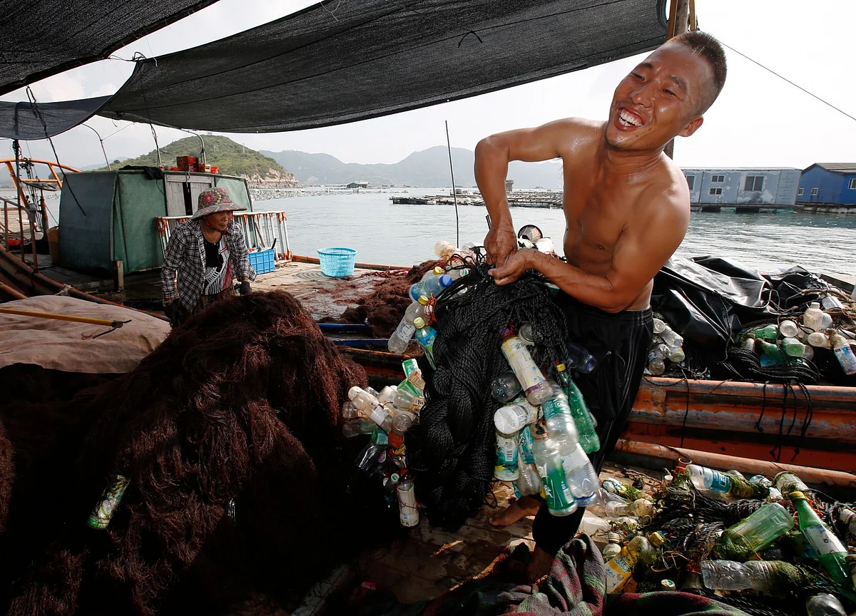 3 Million Plastic Bags in Osaka Bay Cloud Japan's Anti-Waste Push