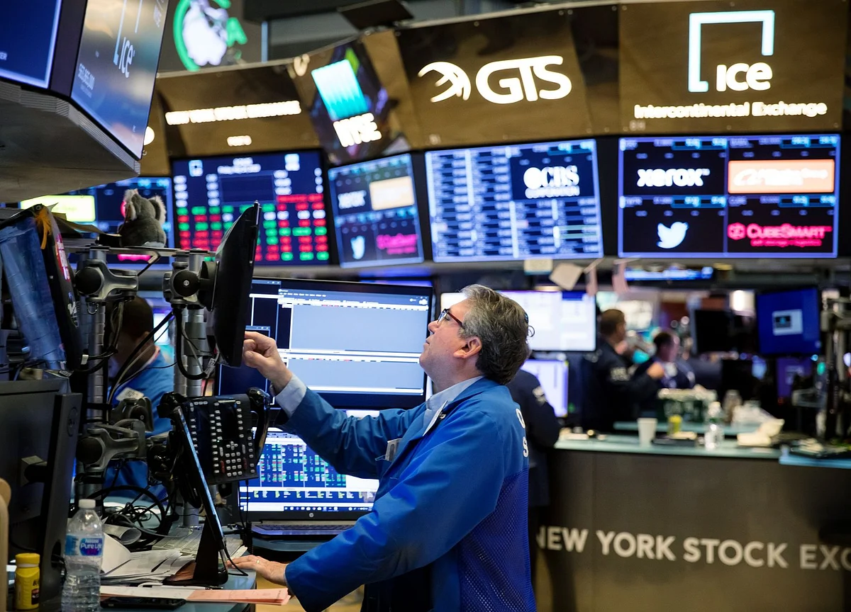 U.S. Stocks Slide Amid Fed Talk, Trade Tensions: Markets Wrap