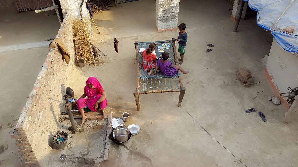 Residents of Katra Sadatganj, reluctant to speak to outsiders about the 2014 double hangings. (Photographer: Mayurica Biswas/The Quint)