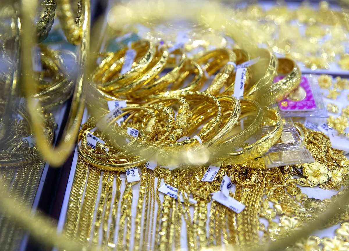 Gold Looks Headed Toward Six-Year High as Global Markets Outlook Dims