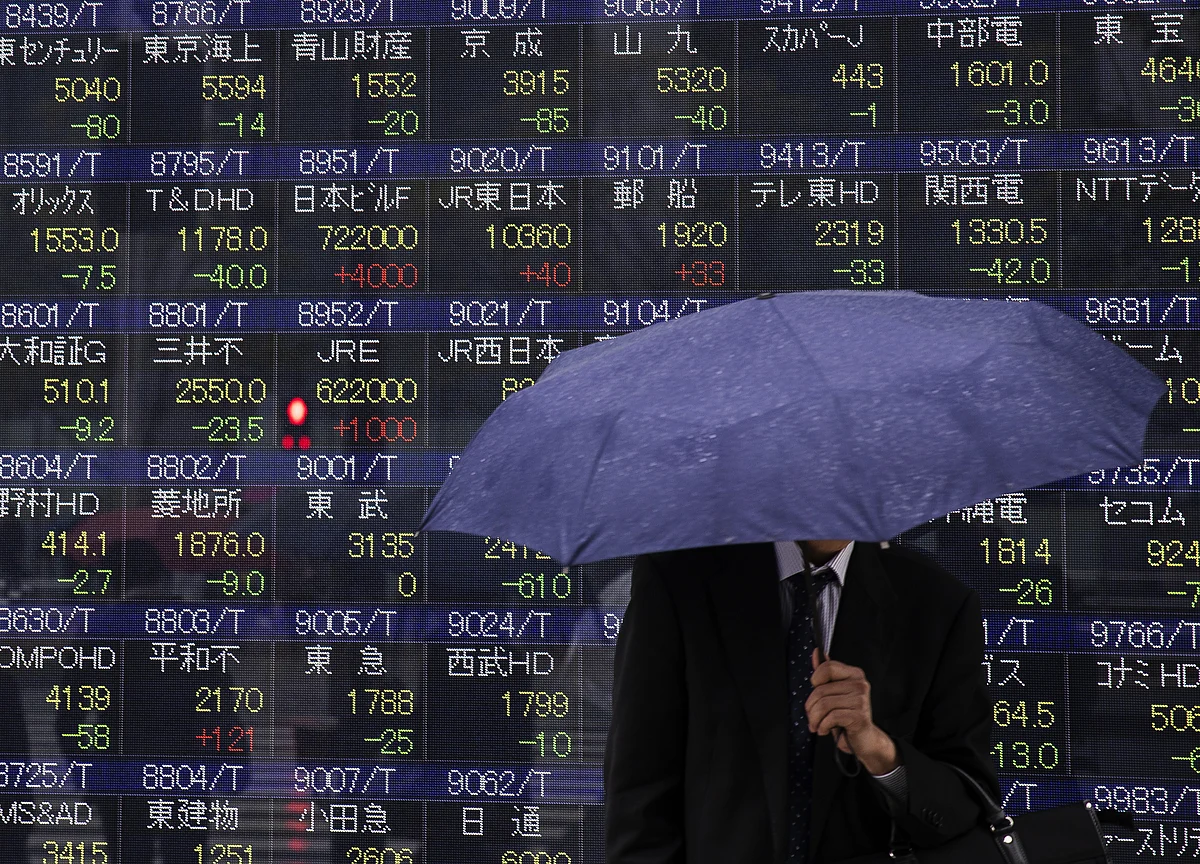Asia Equities Are on a Wobbling Foundation as Earnings Outlook Dims