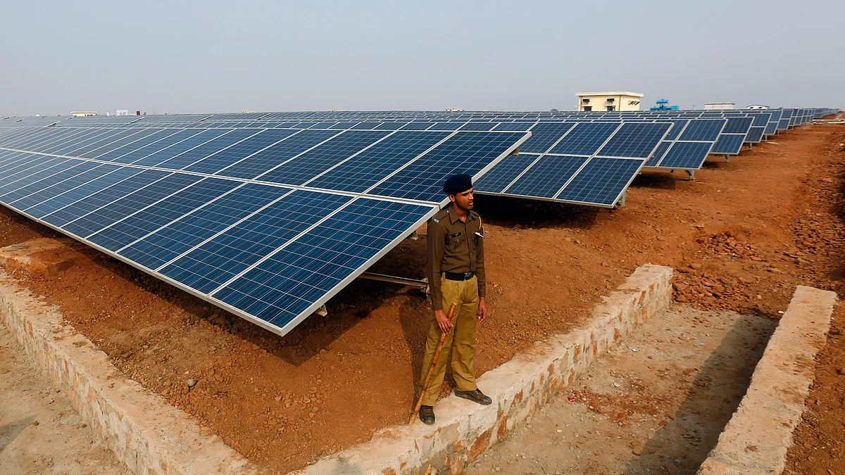 A file photo of a solar power plant in India. (Photographer: Vivek Prakash/Bloomberg)