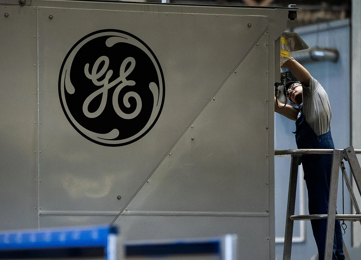 GE Targets $8 Billion Deficit Cut With Pension Freeze for 20,000