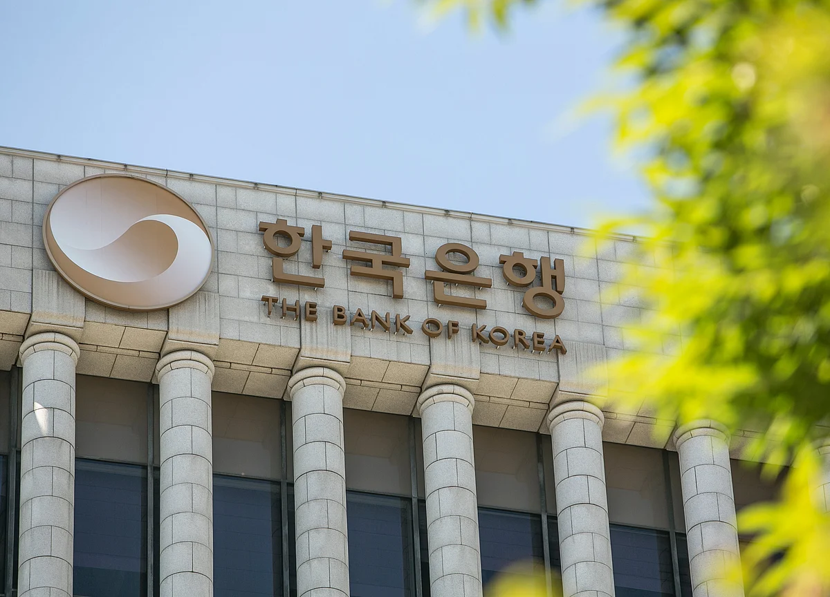 Bank of Korea Faces Competing Risks as Rate Cut Pressure Grows