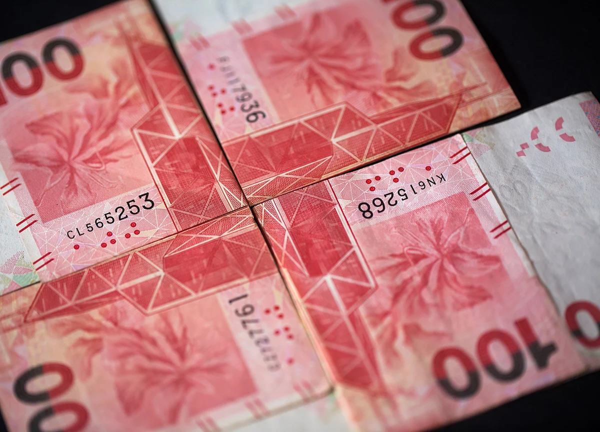 Hong Kong Dollar Set for Longest Falling Streak Since March 2018