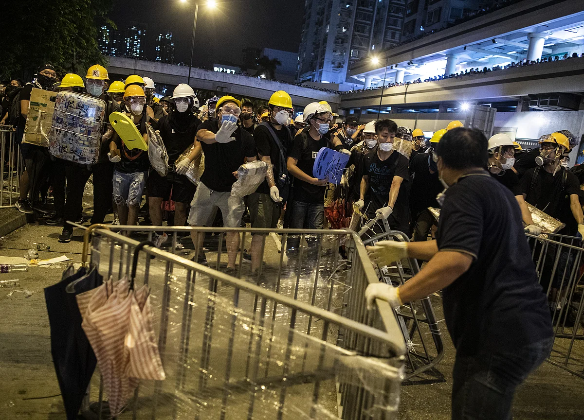 Nervous Hong Kong Millionaires Are Moving Their Cash to Singapore