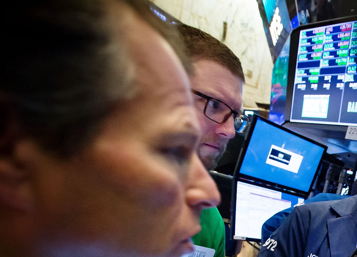 China Struggles Add to Emerging-Market Risks as Rate Cuts Beckon