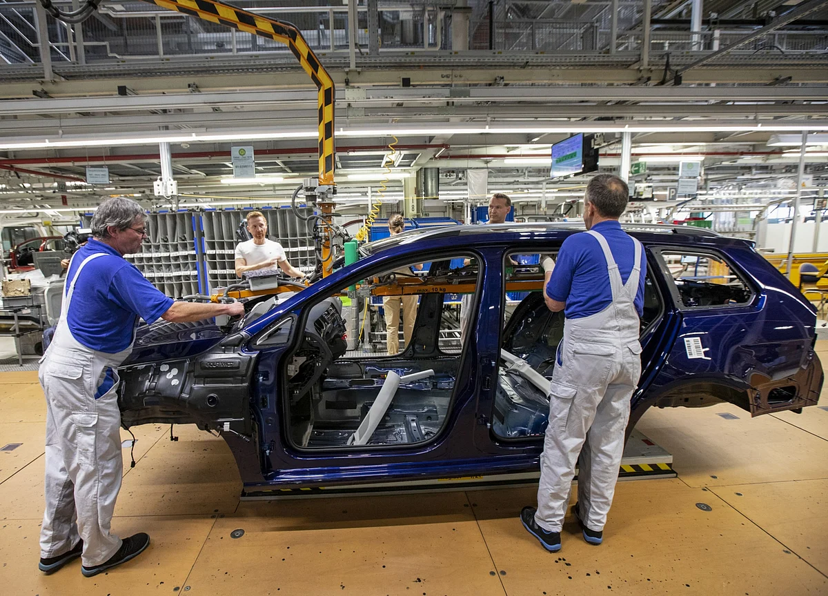 German Industrial Slump Deepens With Worst Output Drop in Decade