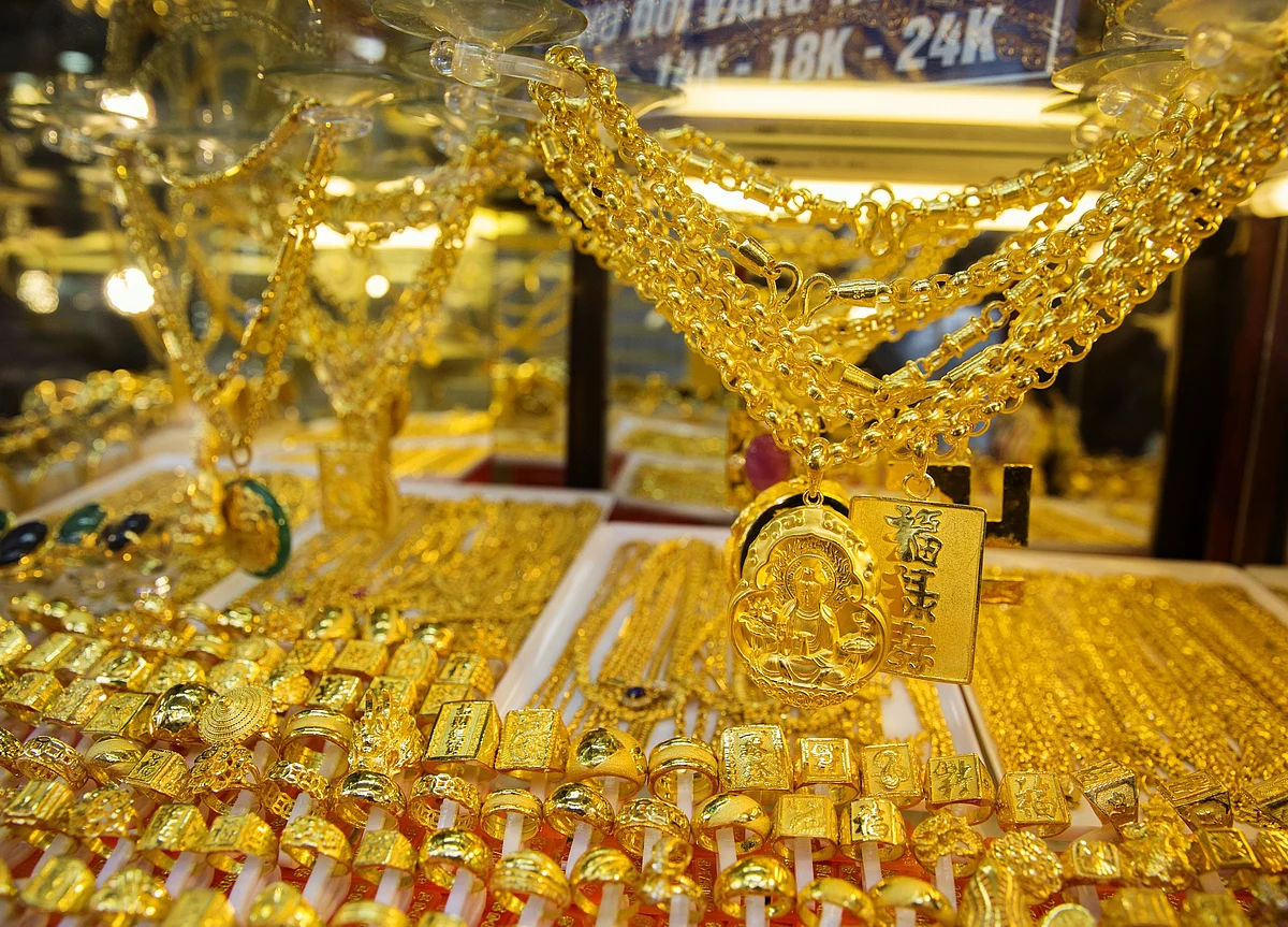 Gold Sinks Most in a Year as Trade Truce Deals Blow to Bulls