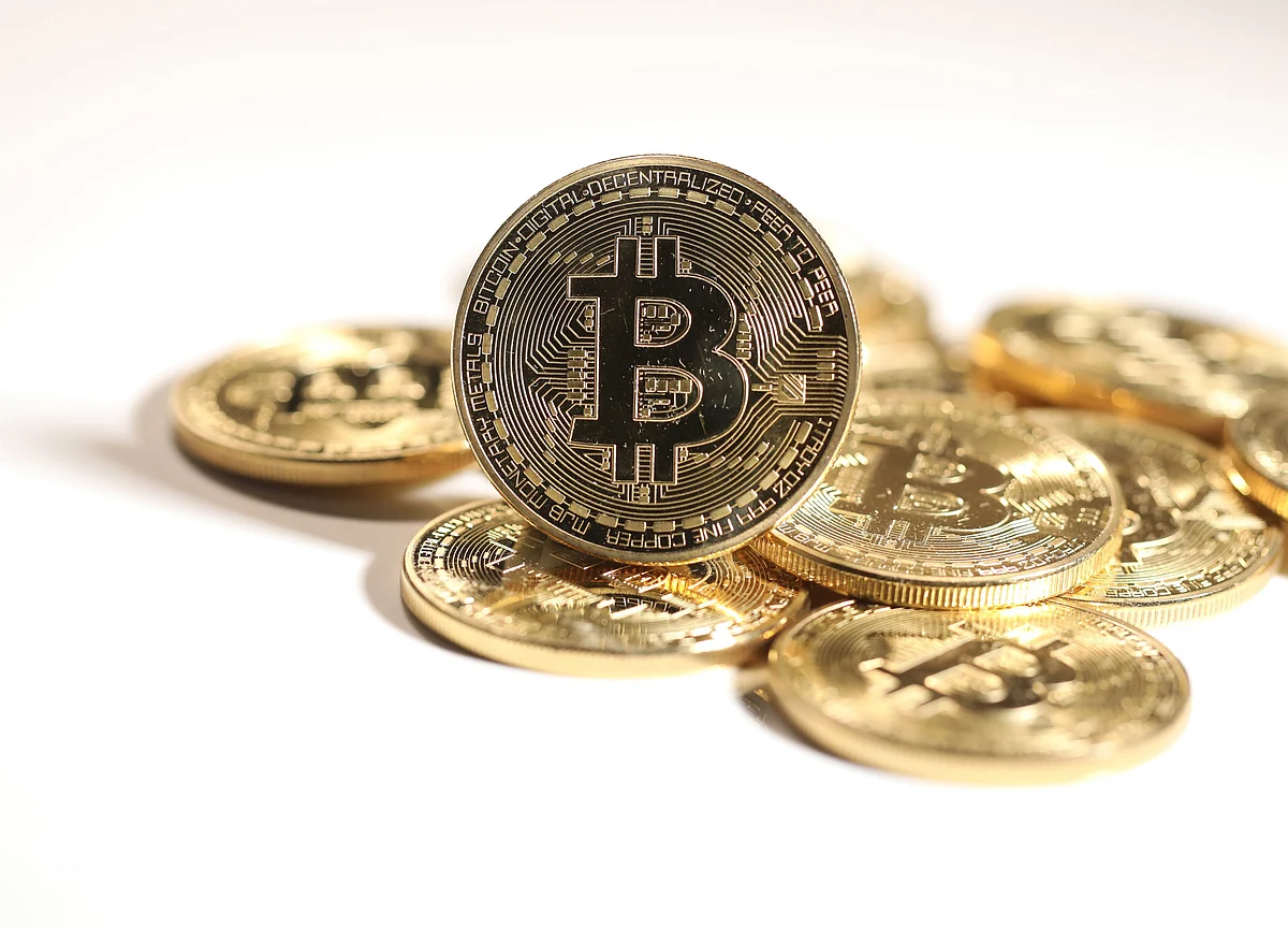 Bitcoin Tumbles as Trump Critique Tests Stellar Run for 2019