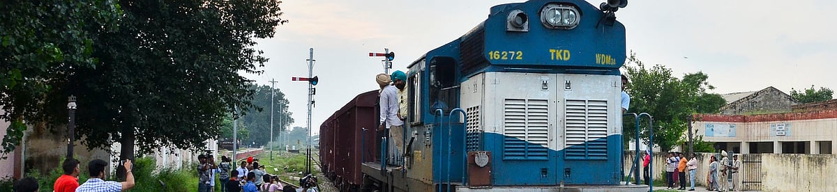 India Pakistan Samjhauta Express Pakistan Stops Samjhauta Express At Wagah Indian Crew Escorts Train To Attari Pakistan suspended the samjhauta express and the thar express trains amid tensions between the two neighbouring countries after the government revoked the special status of jammu and kashmir and divided the state into two union territories.