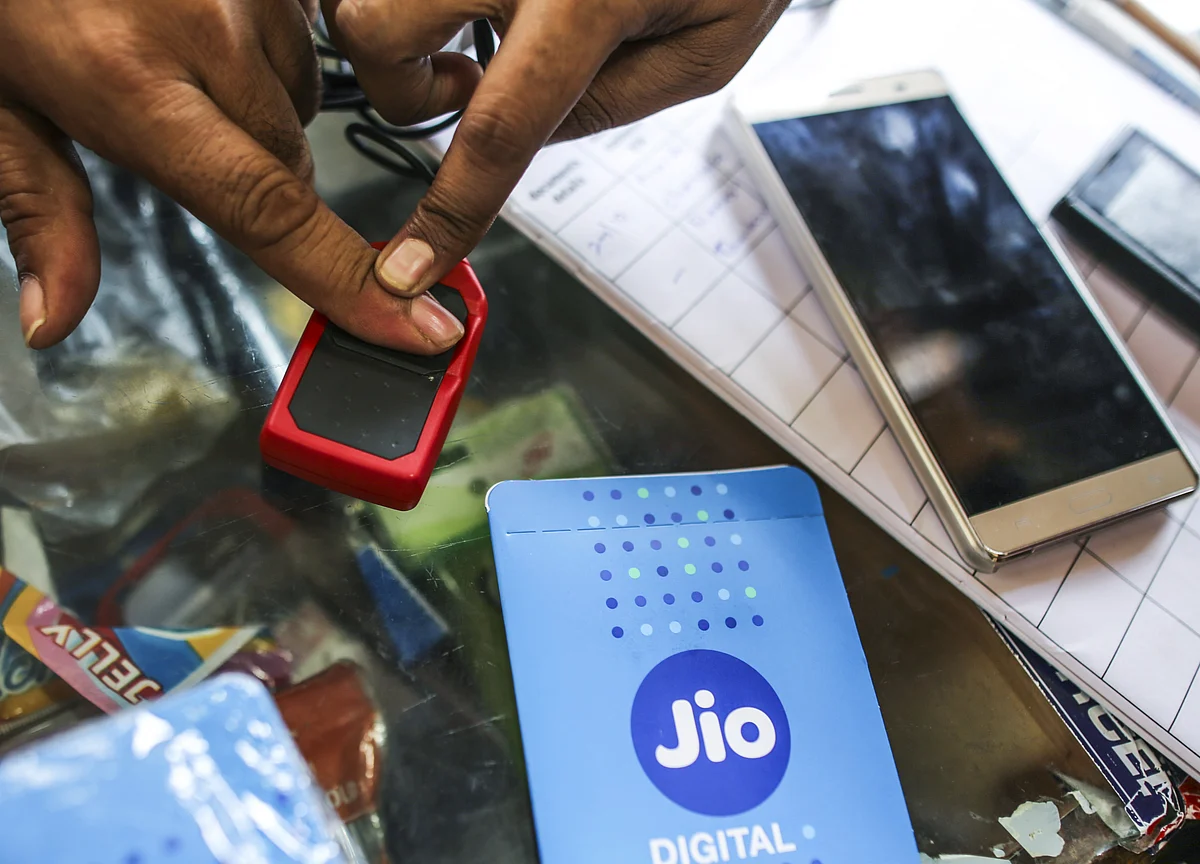 Reliance Shareholders Ignore Big Deals But Dance To Freebie Offers