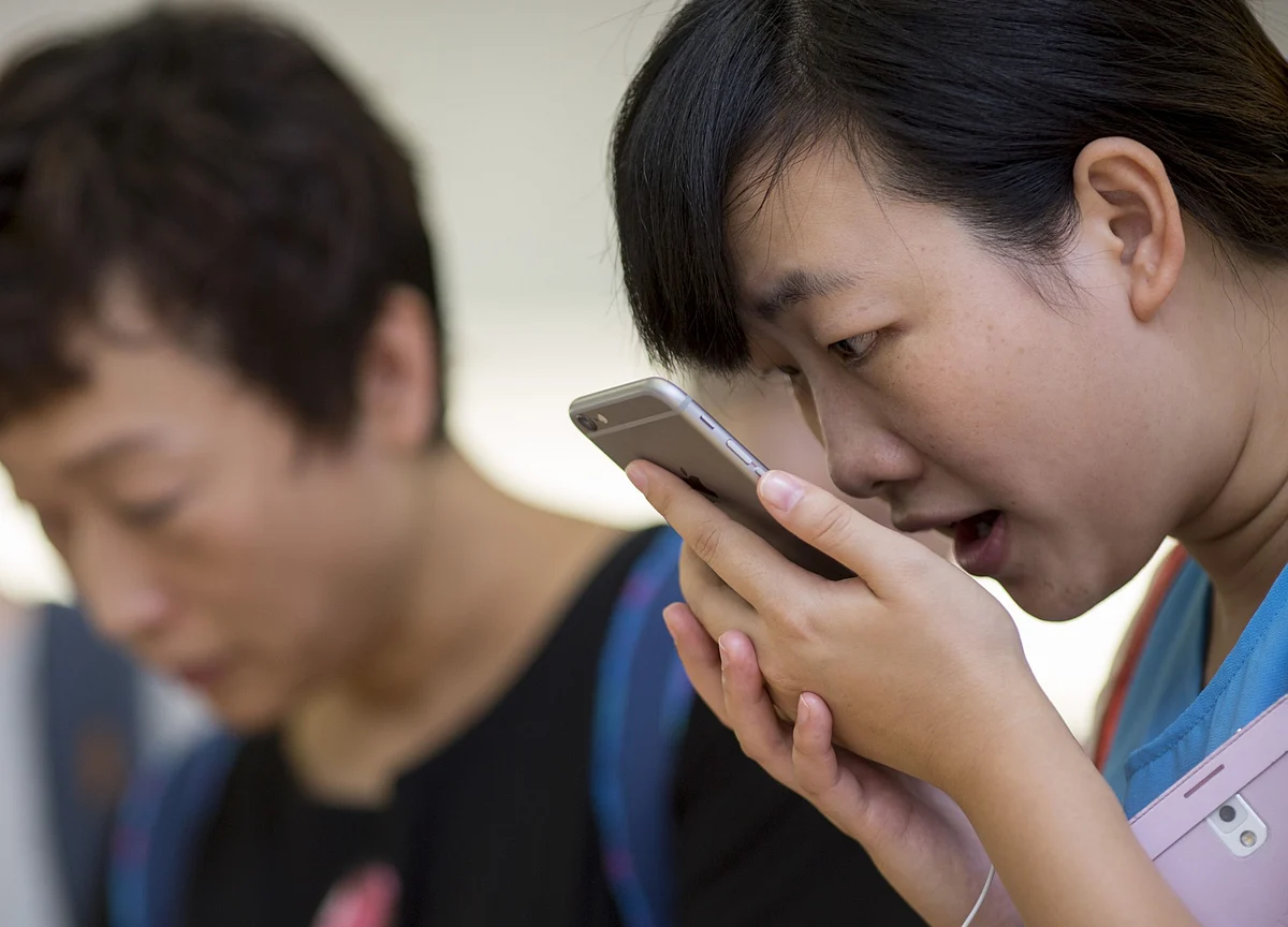 Apple Suspends Listening to Siri Queries Amid Privacy Outcry