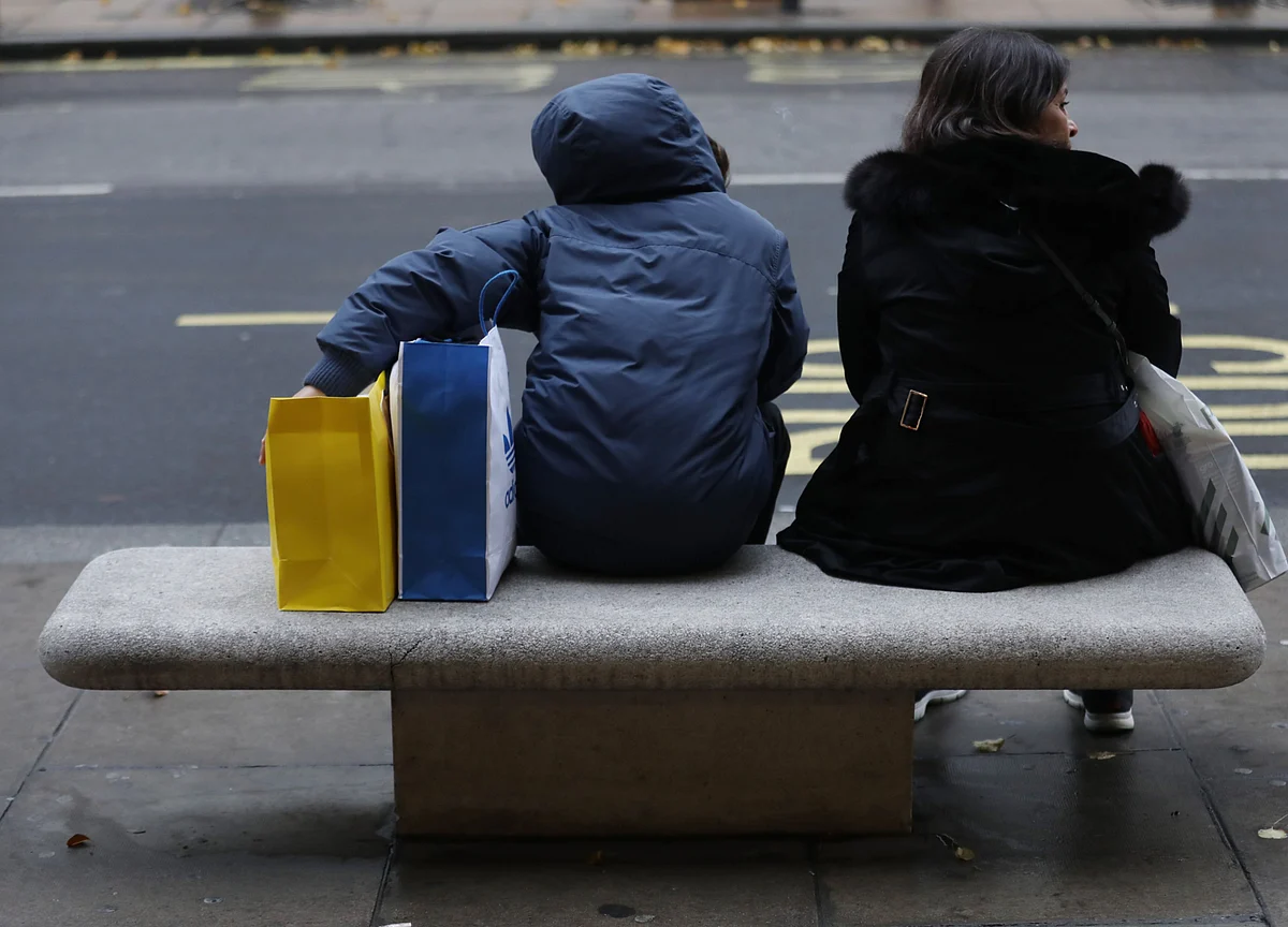 Brexit Bite Pushes U.K. Consumer Confidence to Six-Year Low