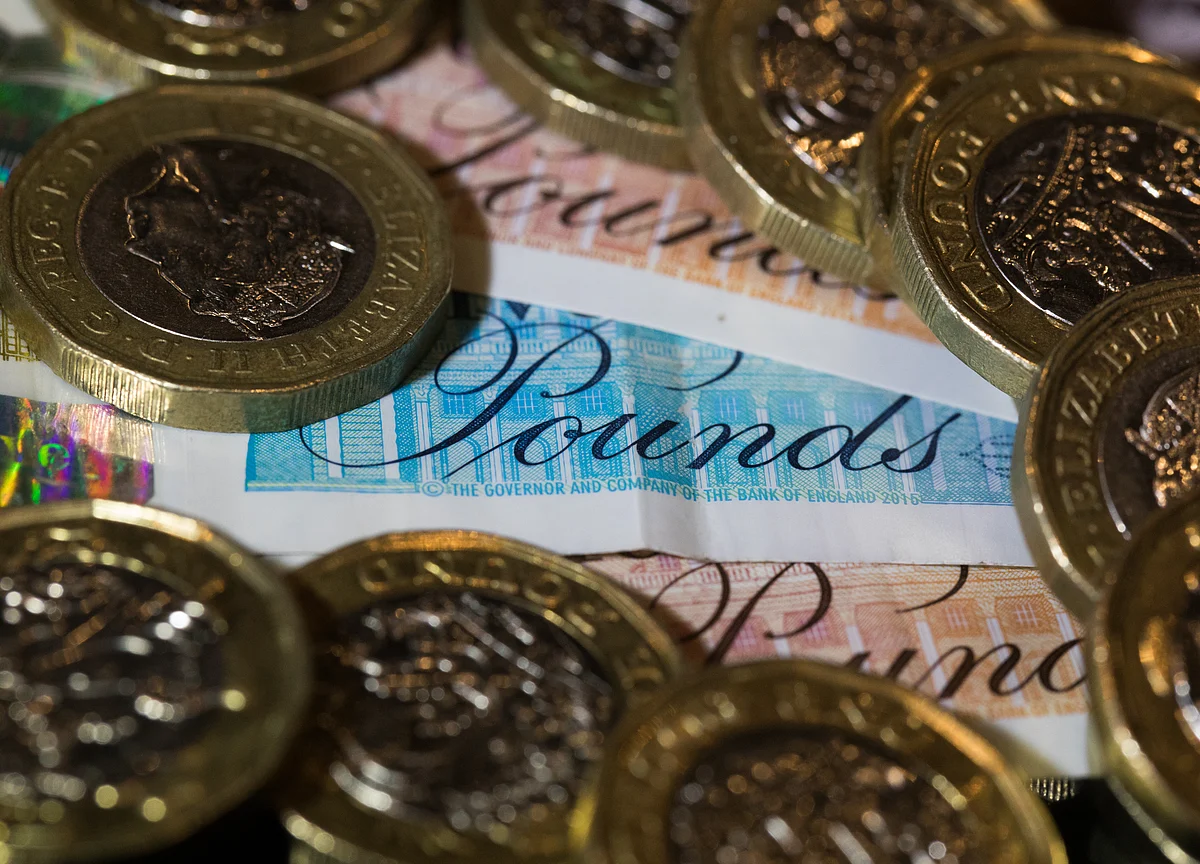 Pound Falls as Johnson Seeks Parliament Suspension Before Brexit