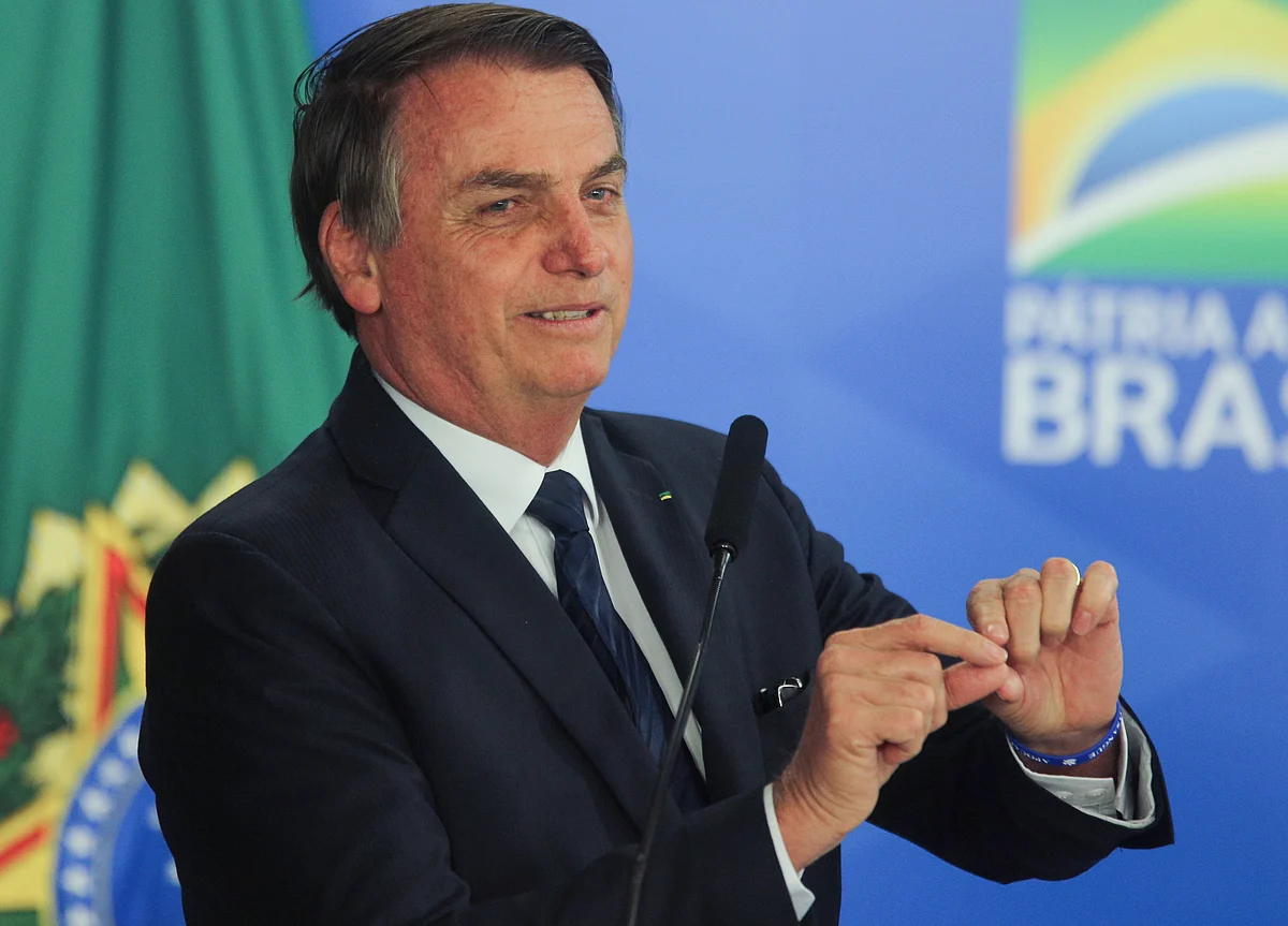 Raging Fires and Dark Skies Put Brazil’s Bolsonaro in Spotlight