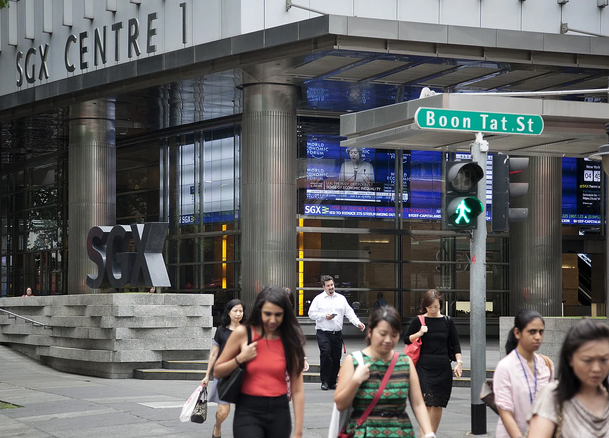 Singapore Faces Rising Tide of Bad Debt With Record Bonds Maturing