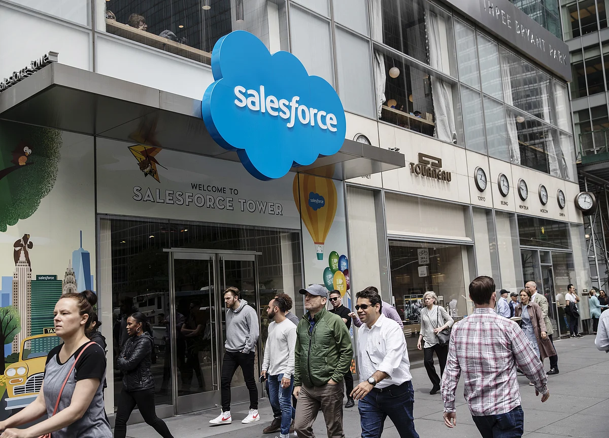 Salesforce Projects Revenue That Tops Analysts’ Estimates