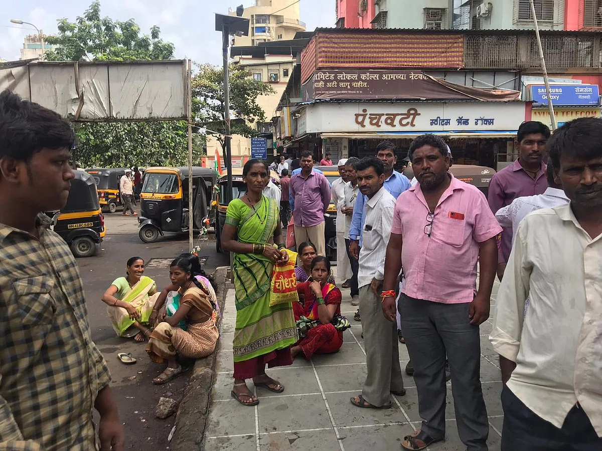Sharda Sonar (carrying a yellow plastic bag) and other labourers waiting for work work at Kopar Khairane, Navi Mumbai. (Photo: BloombergQuint)