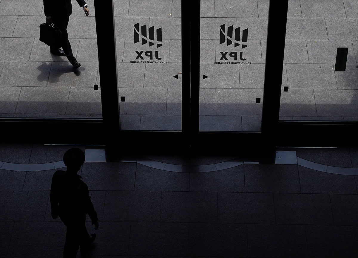 Japan Yields Slide to Three-Year Low, Shrug BOJ's Control Bid