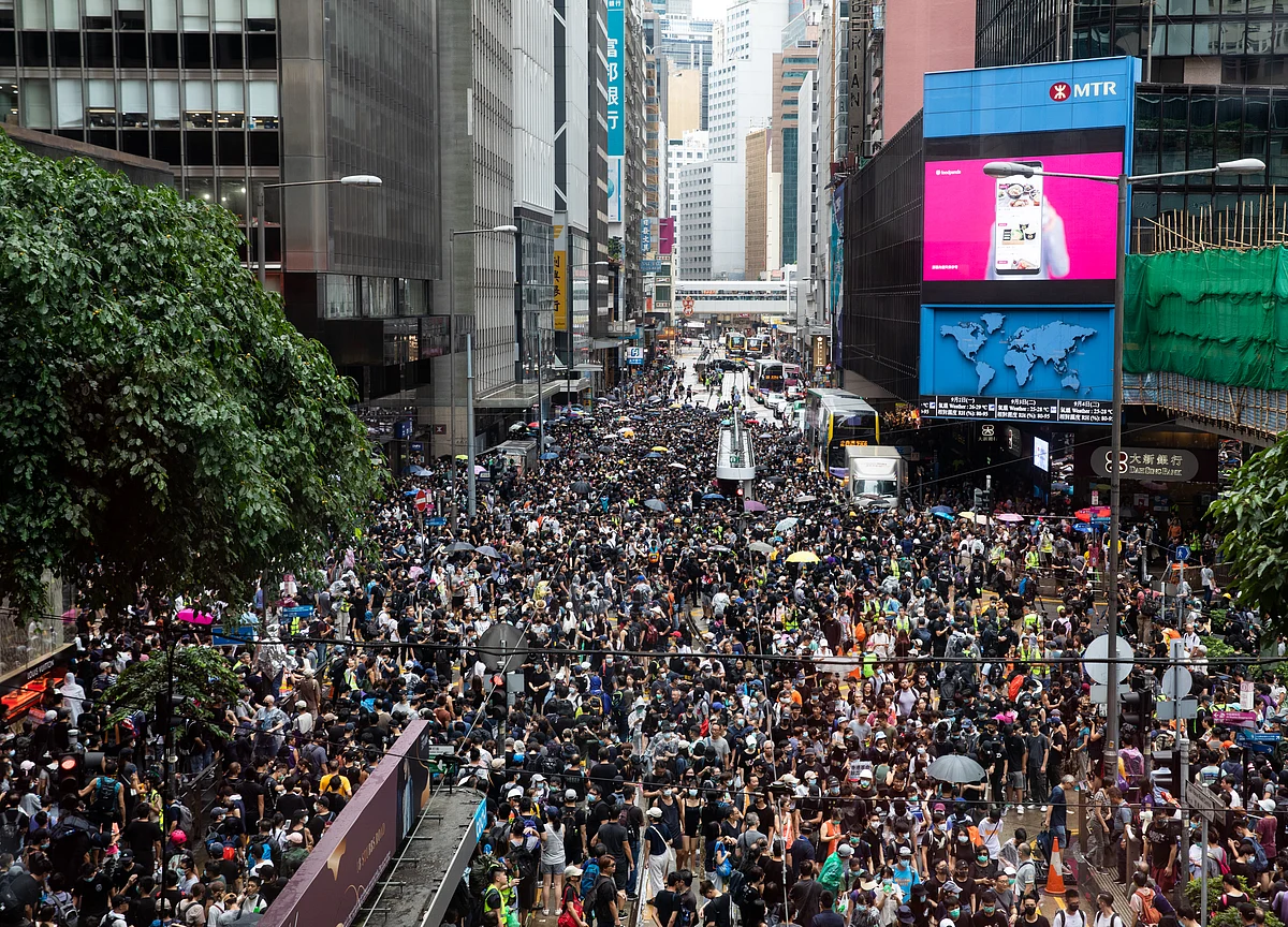 Hong Kong Masses Defy Police, Show China They’re Ready to Fight