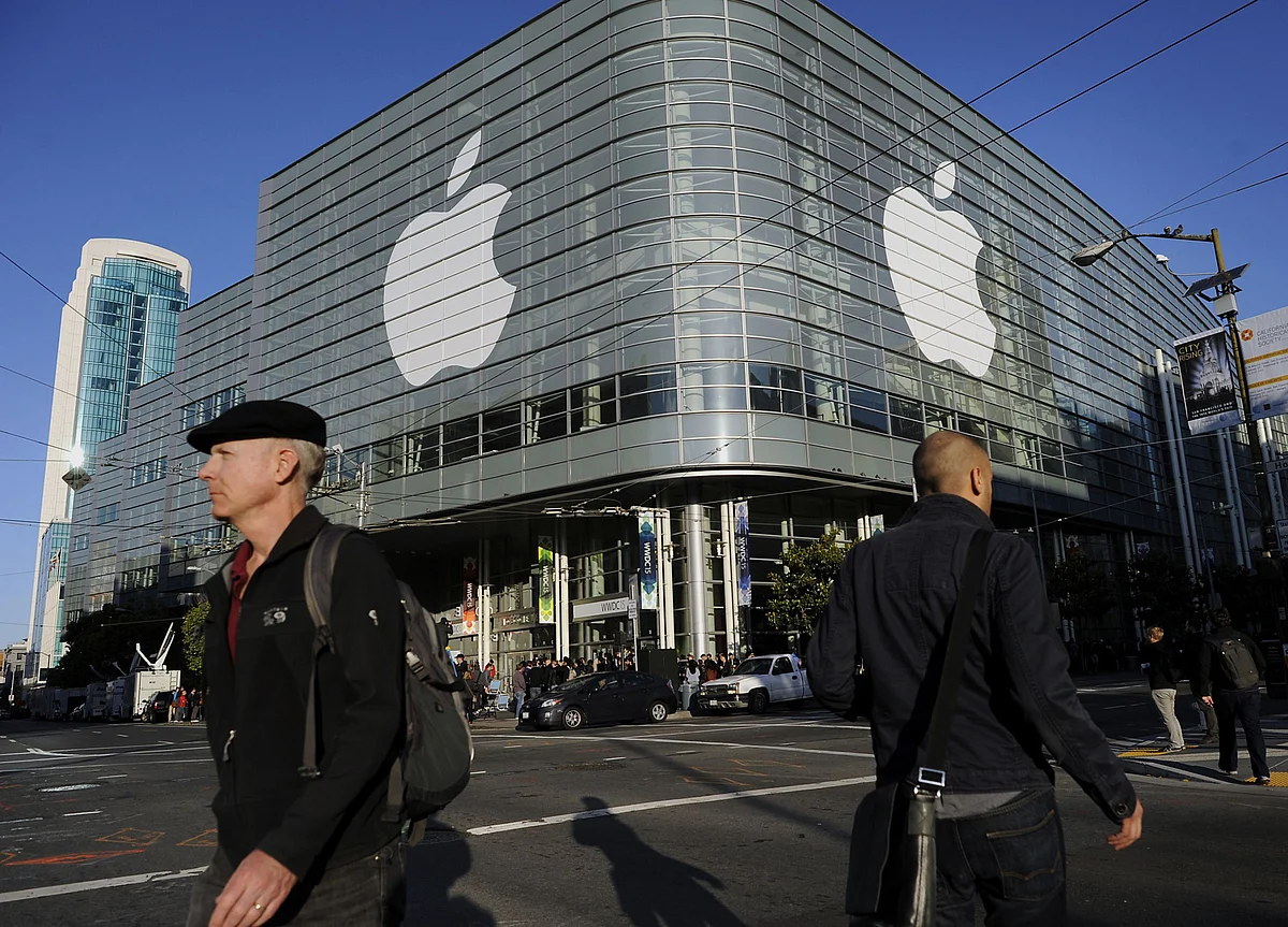 Apple Has Biggest Drop in Two Months as Trade Tensions Escalate