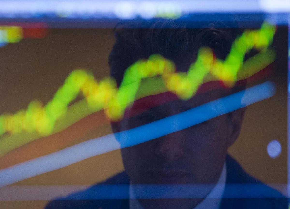 Dow Industrials Climbs Past 28,000 for First Time