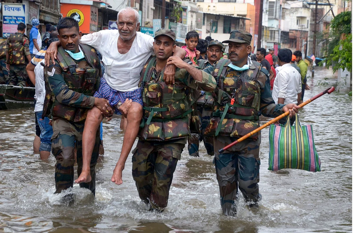 Army personnel carry out rescue operation in a flood affected area in Sangli district. (Source: PTI)
