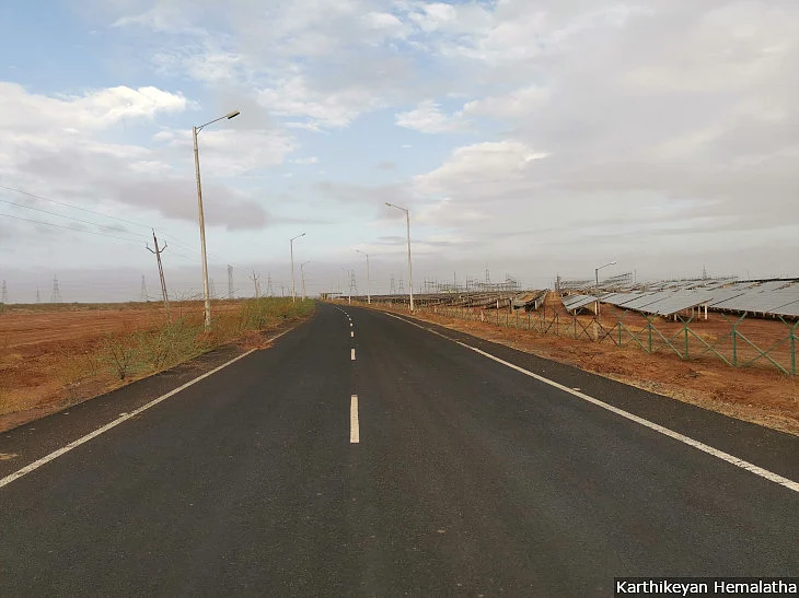 Solar park on the right, reserved forest on the left, there is no place left for the cattle herders to take their animals grazing. Charanka’s livestock has dwindled since these grazing lands were taken over for the park. (Source: IndiaSpend)