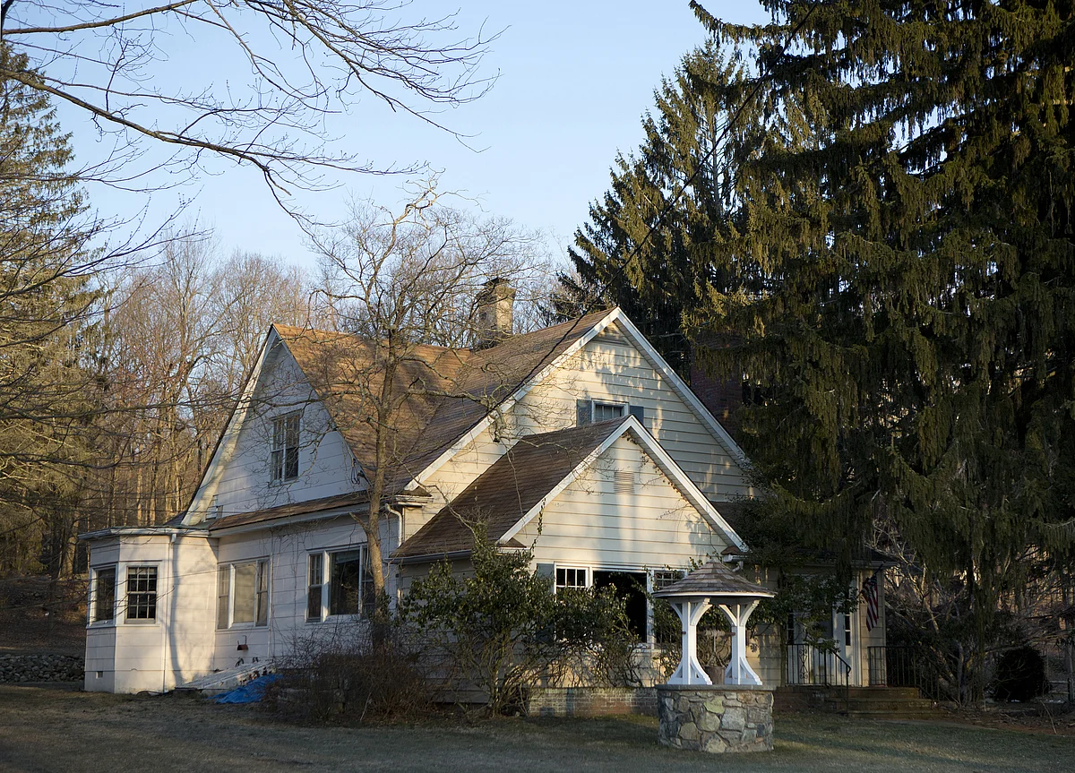 N.J. Couple Spooked by ‘Watcher’ Sell $1.4 Million Home at Loss