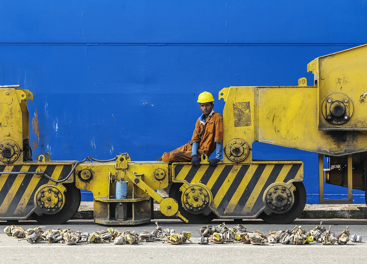 India Trade Gap Narrows as Imports Decline for Second Month