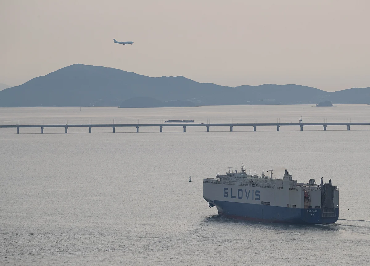 South Korea Exports Tumble Again as Global Outlook Darkens