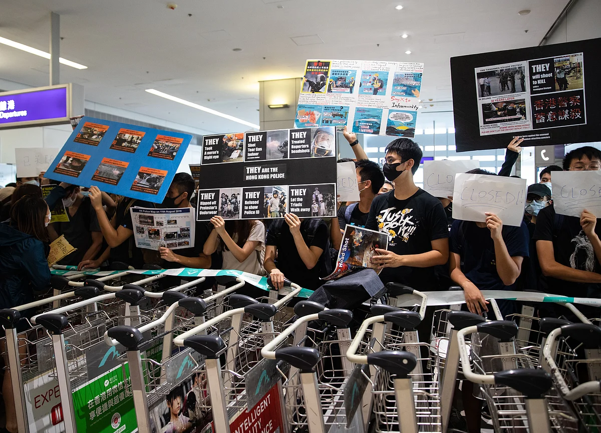 Hong Kong Airport Beatings Show Protesters’ Fears Running Wild