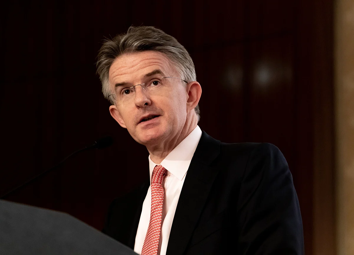 HSBC Ousts CEO Flint, Plans 4,000 Job Cuts in Focus on Cost Targets