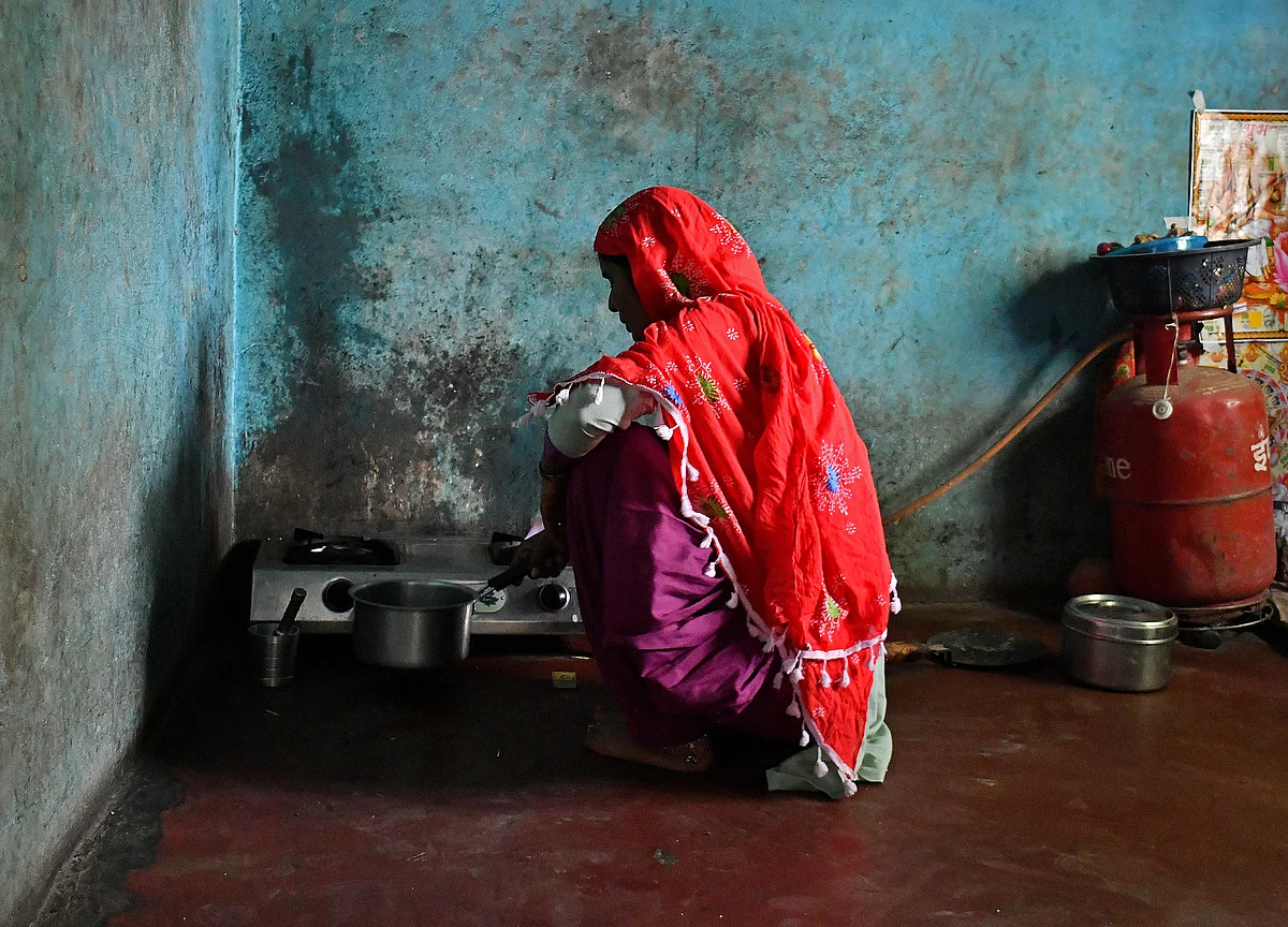 CAG Report: Can A Poor Family Use 20 LPG Cylinders In A Day?