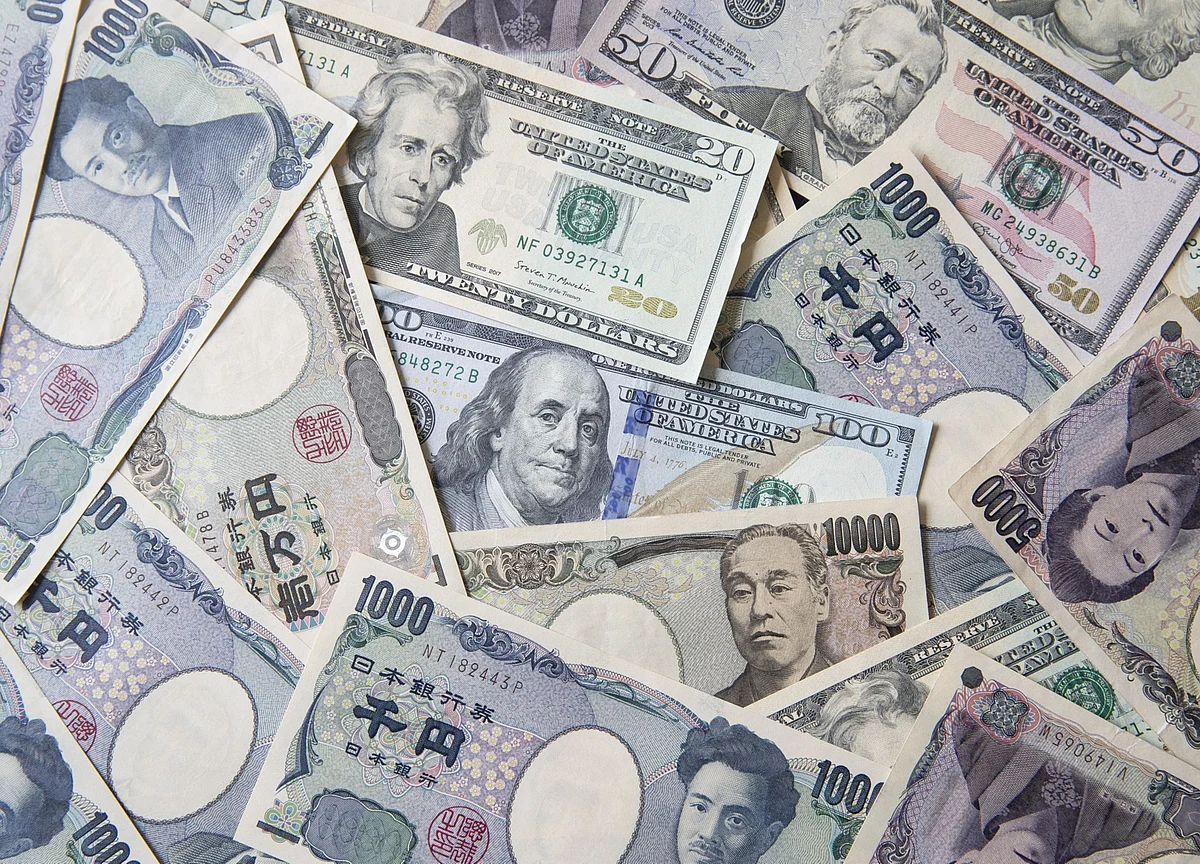 Global Risks Put Yen at Top of Pile for 2019 Currency Forecasts