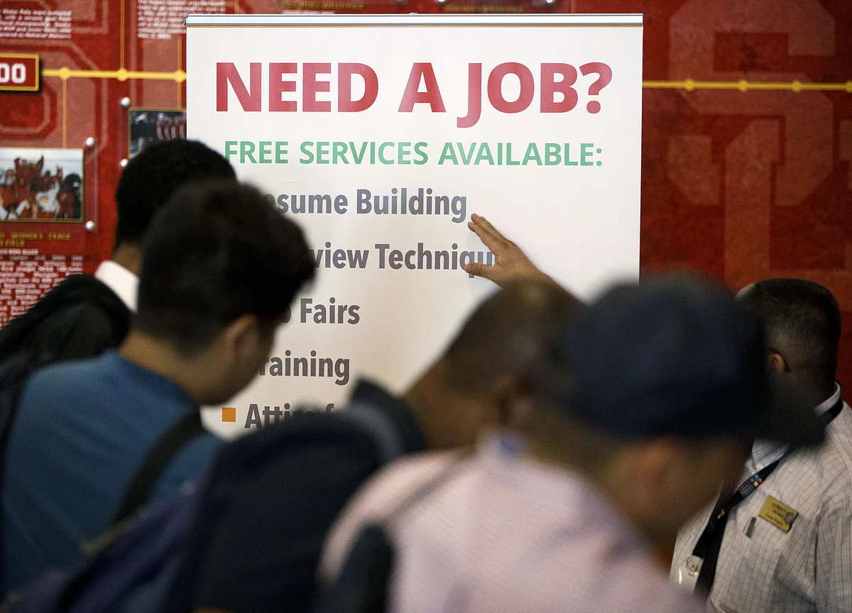U.S. Filings for Jobless Benefits Fall to Three-Week Low