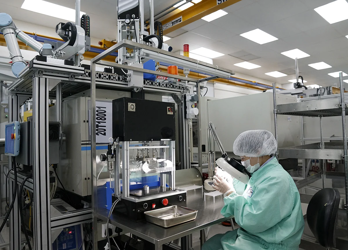 Singapore’s Factory Output Plunges as Trade War Pain Deepens