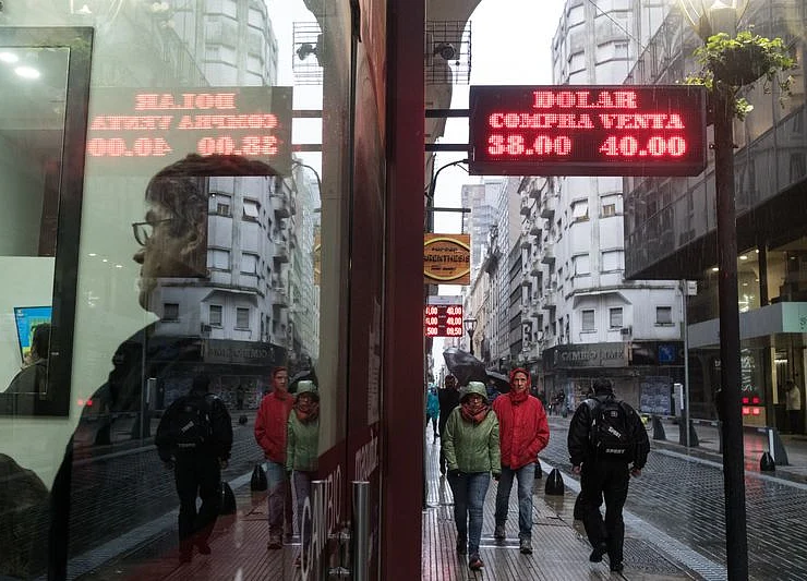 Argentine Bondholders Pull Out Old Guidebook to Flee Country